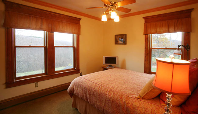 blue room breezy hill inn